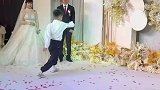 小侄子婚礼上给叔叔献艺，这就是跳给叔叔看看