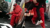年轻女子地铁上正熟睡，红衣男一把抱起就跑，事后遭路人暴揍