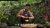 做个豪华版泡面，姐弟俩一人一大碗，边吃边回忆小时候