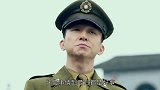 监狱大赦，不料监狱老大刚出去就回来：还是住这踏实，典狱长笑了