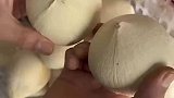两颗椰子相互碰撞，把椰子壳敲碎