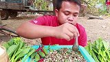 小黑今天要吃的美食你无法想象，当然还是要搭配苦瓜吃