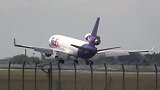 眼看轮胎都要爆了，MD-11货机这是超载了吗？