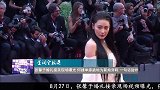 张馨予婚礼接亲现场，何捷单膝跪地为新娘穿婚鞋：不是鞋美是脚美