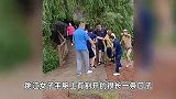 女子割腕跳江轻生，众人二话不说下水救人，女儿岸边行为引怒赞