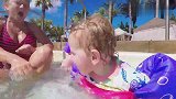 五胞胎一齐下水玩耍，超级爸妈全程陪伴，挨个陪玩好想加入你们