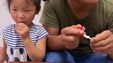 向往的童趣：妹妹给爸爸大蒜吃