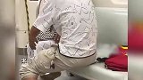 男子地铁上狂扇女子耳光，不断质问“你爱谁”，女子沉默未还手
