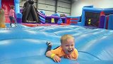 萌娃们和妈妈一起在充气游乐场里玩的好开心！萌娃：好多小皮球！