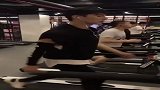 帅气的小哥哥，一定要看到最后，你见过这样佛系健身的吗