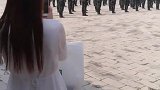 两位姑娘拍帅气的兵哥哥，开心的完全不顾形象