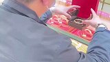 金店最喜欢的顾客，男人进店就说买个一两的镯子