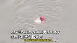 女子台风天被水冲走，淡定等救援，消防员逆着水流一把拽住救回！
