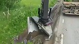 挖机清理排水沟，这也太秀了