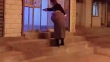 女孩子进成人店，有这么紧张啊
