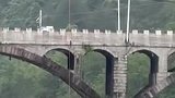 男子钓鱼突遇河水暴涨被困河道，飞手用无人机吊运男子安全上岸，全程仅用2分钟