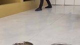 你这是咋了，吃饭东倒西歪的
