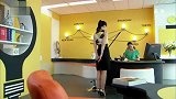 美女做出来的方案被领导说成垃圾，心里满是委屈