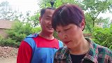 母亲带着傻儿子出去捡破烂，捡到一个包等失主，没想却等来了恩人