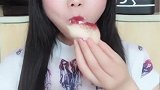 小姐姐吃的这是什么美食，吃得好香啊，就是不肯告诉我