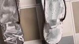 男子在鞋子隔层点火，如同古代的刑具一般