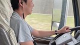 华人卡车司机在美国开车，看他转方向盘的动作，背景实力不一般！