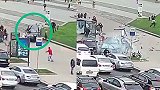 乌克兰一小车失控“横扫”路人 撞烂广告牌冲进车流已致2死多伤