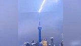 惊呼！上海东方明珠塔被闪电击中瞬间 外滩游客发出连连惊叹