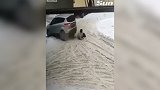 俄罗斯77岁老人被汽车连续碾压2次 奇迹般未受伤