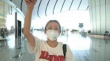 美妆博主去出差，行李箱里居然有这个