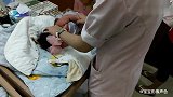 护士给小宝宝打预防针，第一针打得超慢，第二针却超快的