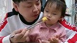 暖爸把暖宝吹凉的豆腐吃了，气的暖宝给了暖爸一个眼神，太逗了