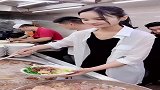 网红面馆来了，这个小姐姐身材真苗条，笑起来好甜！