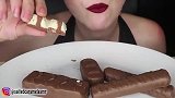 美女试吃6种人气巧克力能量棒