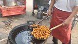 农村60多岁老人 街头炸绿豆丸子，5块一斤，超级好吃！