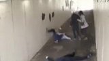 当街头混混遇上职业拳手 做人不能装得太过分