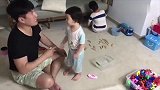 女儿和爸爸吵架，一边用手指怼爸爸一边嘴里骂不停，目测爸爸已败