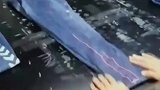 以前是穿了破裤子不好意思出门，现在专门生产破裤子