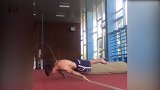 硬核！真正十级难度后空翻 战斗民族这样玩健身