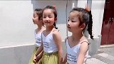 路上偶遇三胞胎姐妹，马路边上的老奶奶笑的合不拢嘴，长的真俊啊