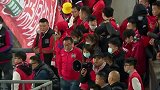 黑马不再！赛后卓尔球员呆坐替补席 球迷双手合十神情落寞