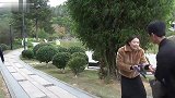年轻美女被抢劫，路人不上去阻止，反而发起了朋友圈