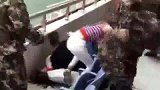 看球还是玩儿命？ 鲁能女球迷互殴从座椅跌落
