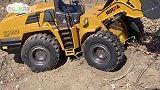 工程车玩具总动员：大型铲车出动，清理隧道的沙土！