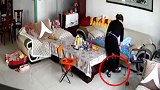 太原一保姆踹打9旬老人 因其不吃不睡影响休息