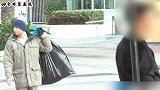 恶作剧：服务员看不起来吃饭的流浪汉，打开行李箱后对方吓到了