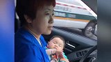 奶奶左手抱着睡着的小宝宝，右手开车，妈妈却只顾在一旁拍照！