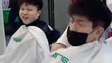 小姐姐给小伙子剃发的搞笑操作，小伙子也很无奈啊