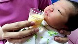 新生儿第一顿竟然是这样的，宝宝一脸懵，紧接着的反应太可爱啦