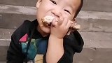 二哥看到鸡腿眼神一亮